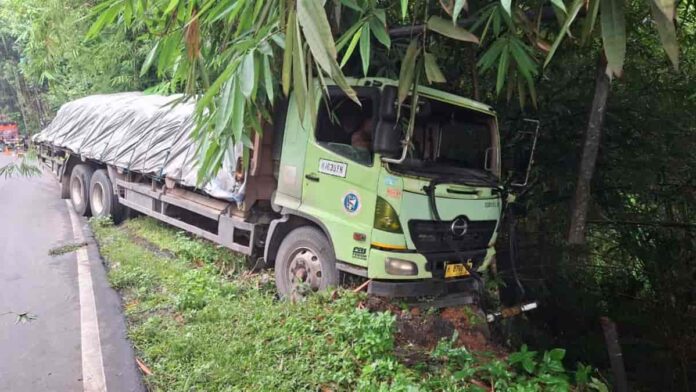 Truk fuso hampir masuk jurang di Tanjakan Cibeka Ciamis