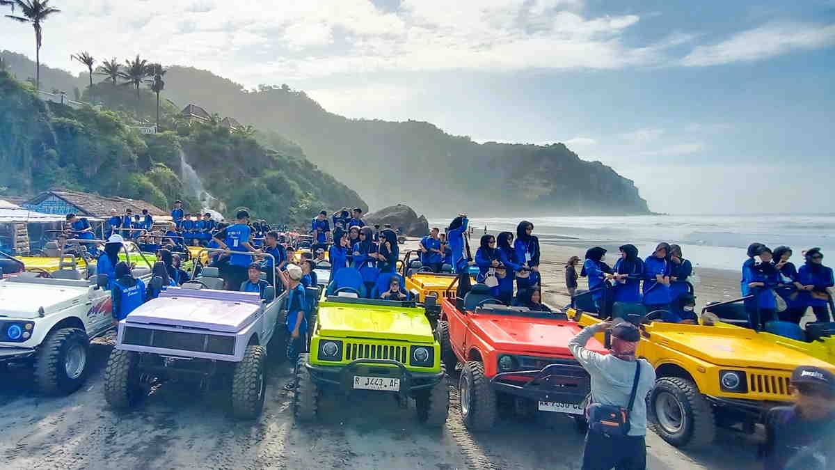 Wisata Jeep di Tepian Pantai Parangtritis, Sensasi Petualangan Seru di Gumuk Pasir