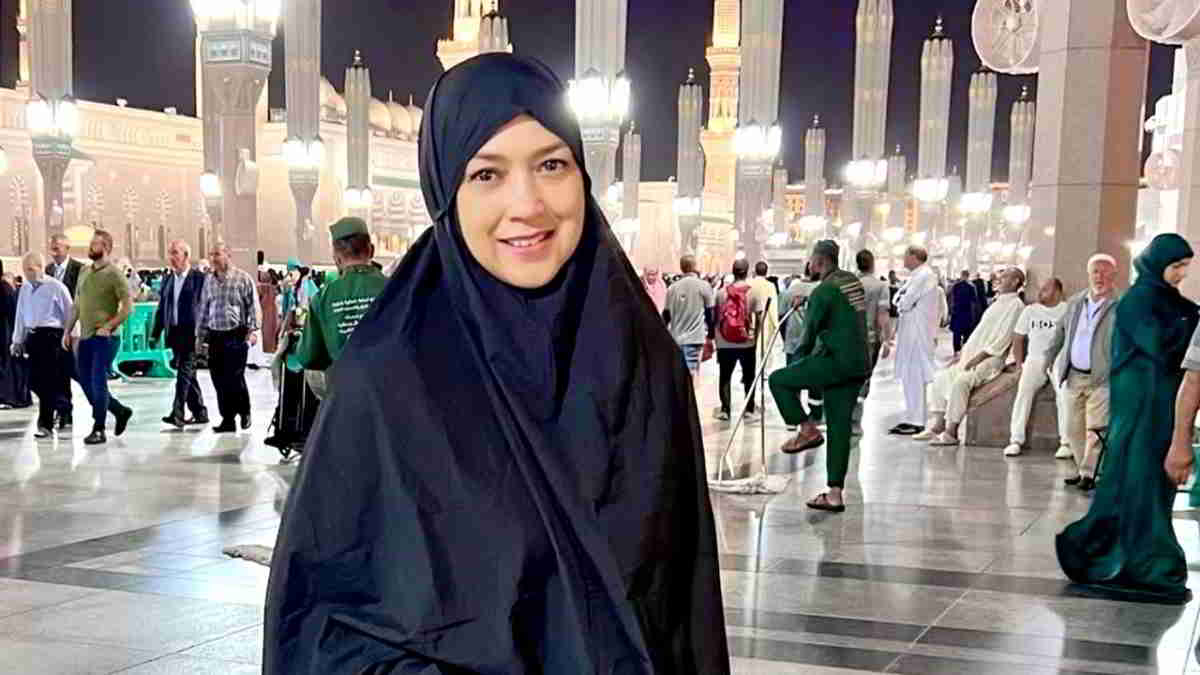 Berangkat Umrah, Ira Wibowo Tampil Cantik dan Ungkap Keistimewaan Tanah Suci