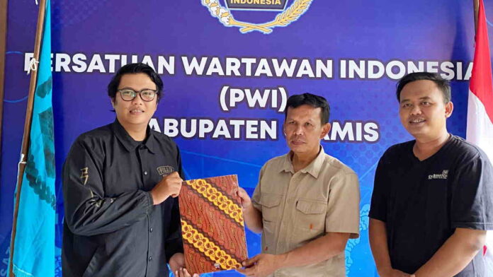 Anthika Asmara Serahkan Berkas Pendaftaran Calon Ketua PWI Ciamis