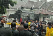 Demo mahasiswa Indonesia Gelap di Tasikmalaya