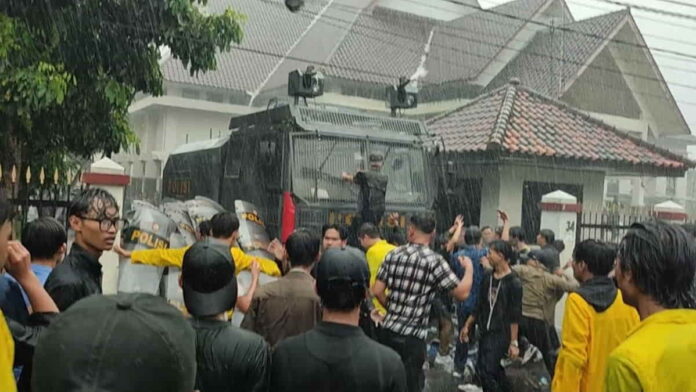 Demo mahasiswa Indonesia Gelap di Tasikmalaya