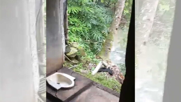 Dinding Kamar Mandi Warga Ratawangi Ciamis Ambruk Tergerus Sungai