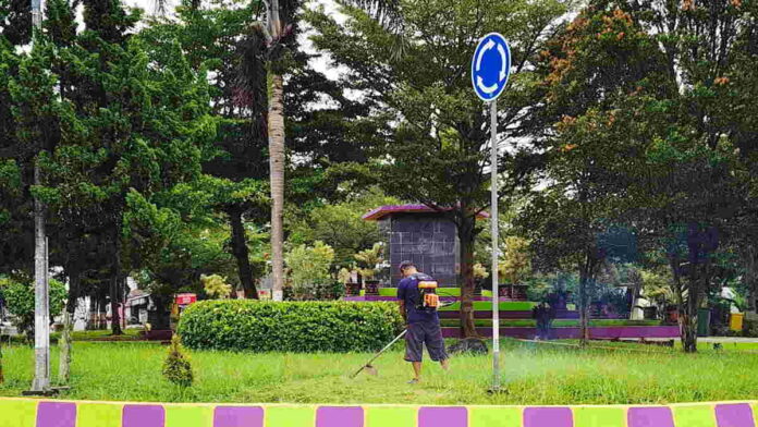 Disbudpora Ciamis Bersihkan Taman Tugu Si Obor