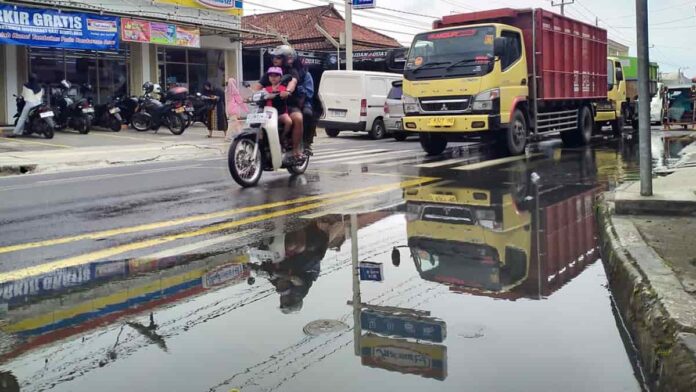 Penyebab genangan air bau tak sedang di Jalan Perintis Kemerdekaan Kota Banjar