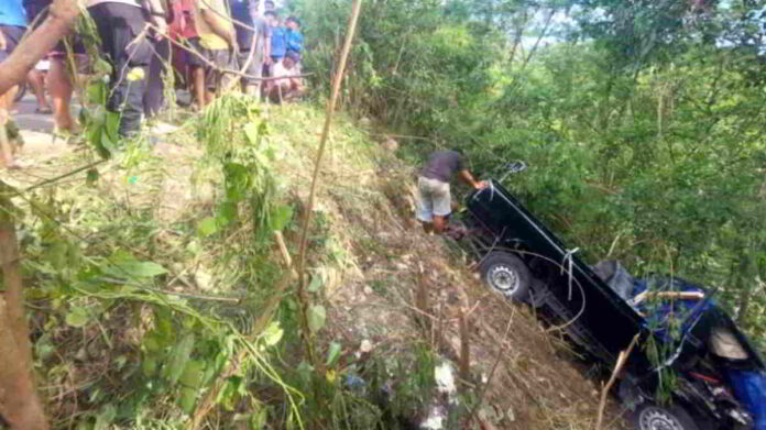 Mobil Pickup Masuk Jurang