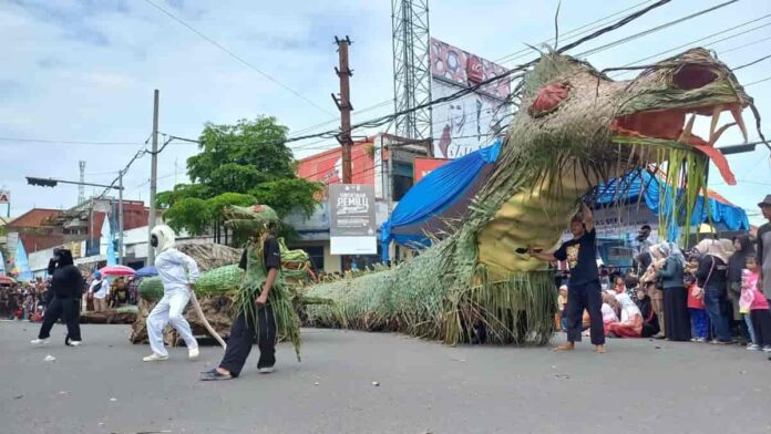 Leong Saba Purba Peti Naga Pelindung Pusaka Batu Peti di Festival Hari Jadi Kota Banjar