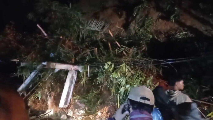 Longsor Tebing di Garut, 1 Orang Penghuni Dilaporkan Tertimbun