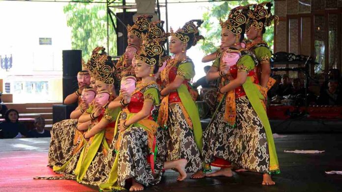 Mengulas Makna Tari Kedok Ireng, Seni Tradisional Jawa Barat