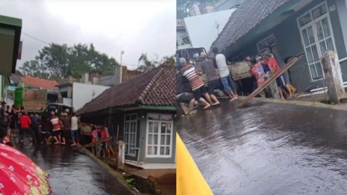 Mobil Bak Terperosok ke Saluran Irigasi di Sukamantri Ciamis