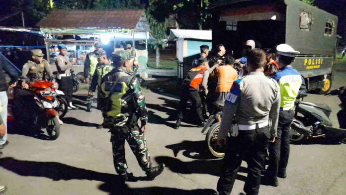 Nongkrong Sambil Tenggak Miras di Alun-alun Langensari Kota Banjar