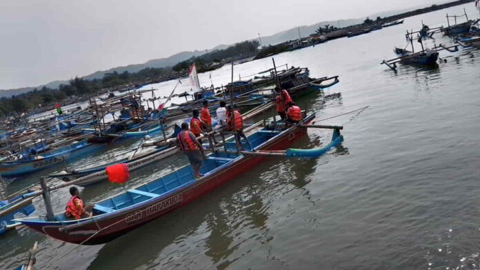 Perahu Karam di Karang Nini Pangandaran