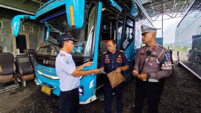 Satlantas Polres Ciamis ramp check kendaraan di PO Bus