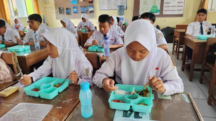 Siswa SMPN 2 Ciamis sumringah dapat Makan Bergizi Gratis