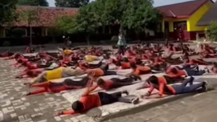 Video Viral Latihan Renang di Halaman Sekolah SDN Pinayungan 1 Karawang