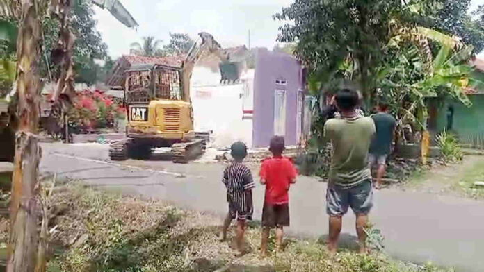 Video Viral Pembongkaran Rumah di Lakbok Ciamis Pakai Alat Berat