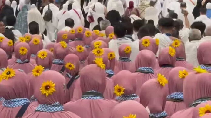 Viral Jemaah Umroh Asal Indonesia Bergaya Unik