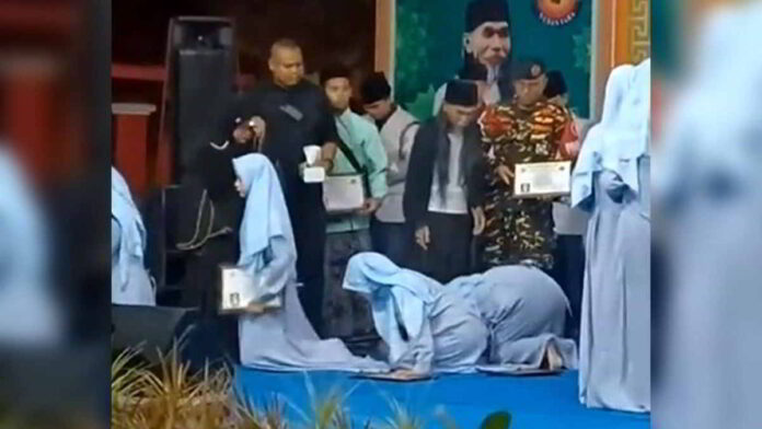 Santri Cium Kaki Pengajar