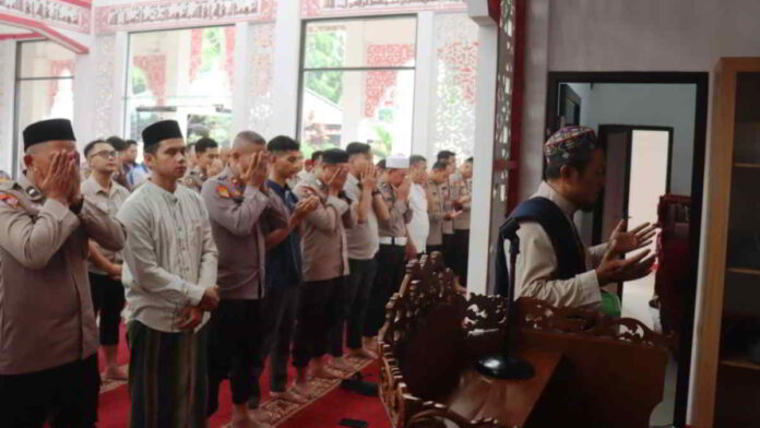 Shalat Gaib untuk 3 Anggota Polisi