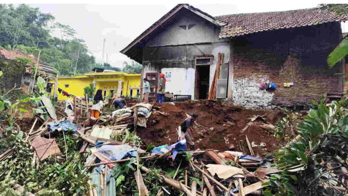 Dua Rumah di Nasol Ciamis Rusak Terbawa Longsor