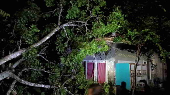 Rumah Rusak Diterjang Angin