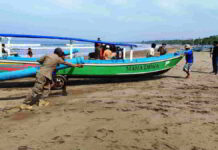 Perahu Pesiar di Pantai Barat