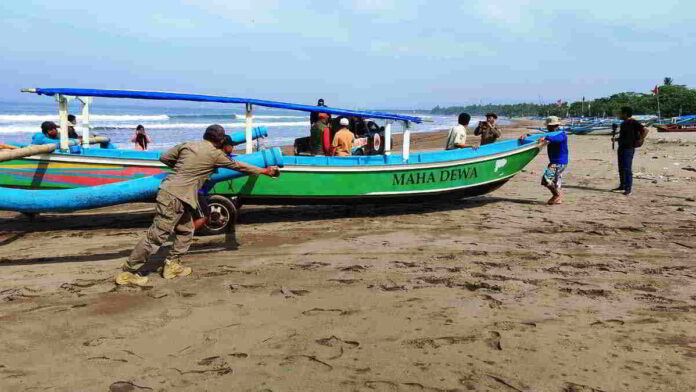 Perahu Pesiar di Pantai Barat