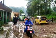 Banjir Lumpur Terjang Jalan