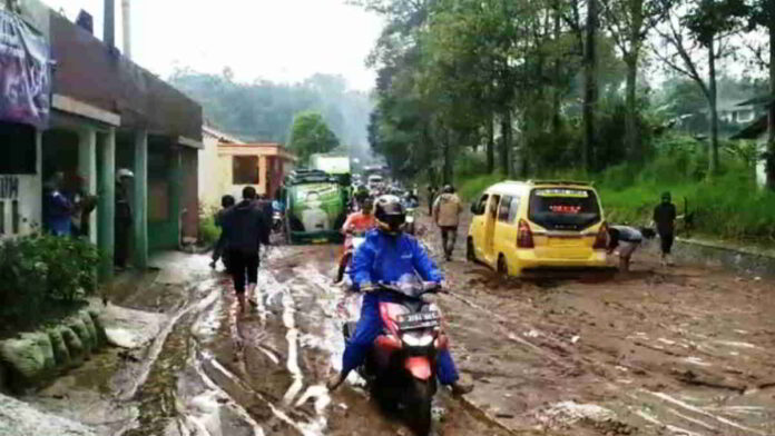 Banjir Lumpur Terjang Jalan