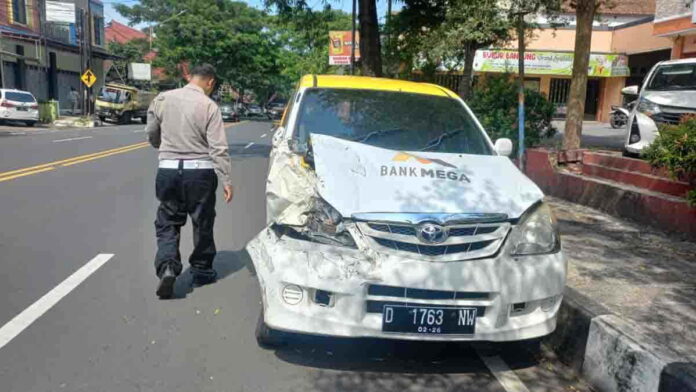 Mobil Terlibat Tabrakan