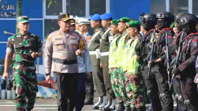 Petugas gabungan mudik