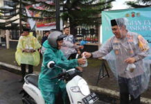 Polisi di Tasikmalaya Rela Kehujanan Bagikan Takjil