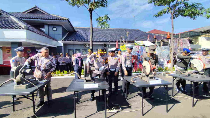 Polres Ciamis Musnahkan Ribuan Botol Miras dan Ratusan Knalpot Brong Jelang Lebaran