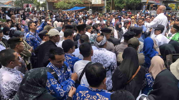 Lulusan PPPK dan CASN demo di Garut