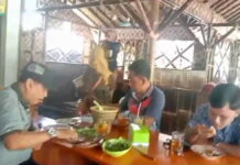 Saung Lesehan Agus Kucir Pangandaran