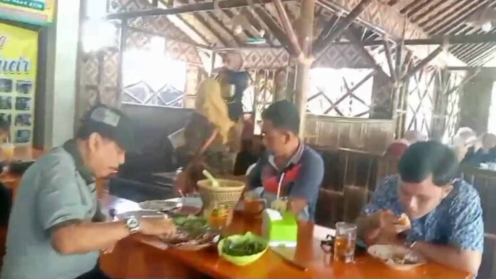 Saung Lesehan Agus Kucir Pangandaran