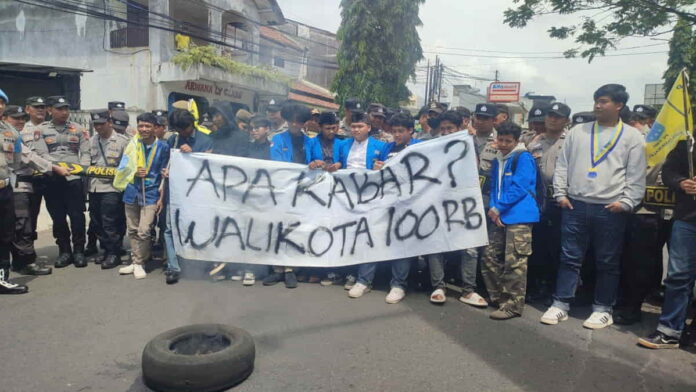 Sertijab Walikota Tasikmalaya didemo mahasiswa