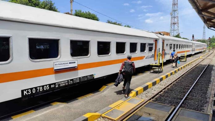 Kereta api yang berhenti di Stasiun Ciamis