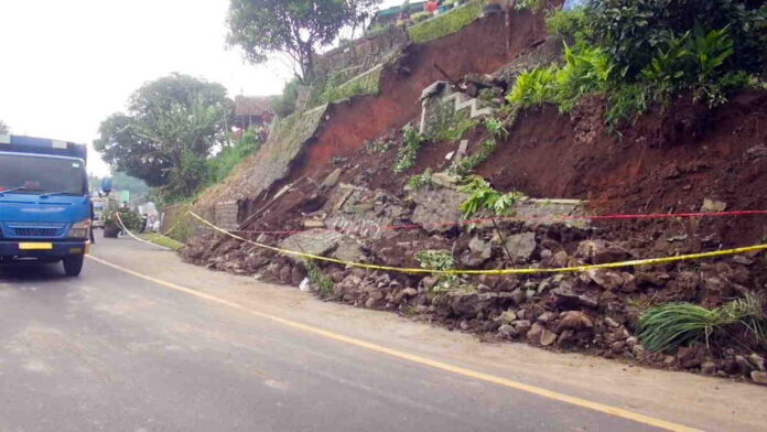 TPT Longsor Tutup Setengah Jalan Nasional di Sumedang