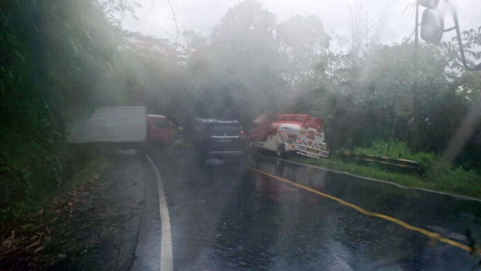 Tiga Kendaraan Tergelincir di Tanjakan Cibeka Ciamis