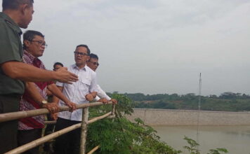 Wamendagri Tinjau Bendungan Leuwi Keris di Ciamis, Soroti Masalah Sampah, Minta Gubernur Jabar Fasilitasi Penanganan