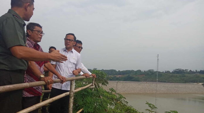 Wamendagri Tinjau Bendungan Leuwi Keris di Ciamis, Soroti Masalah Sampah, Minta Gubernur Jabar Fasilitasi Penanganan