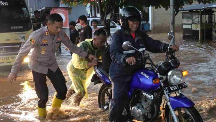 Jalan nasional banjir