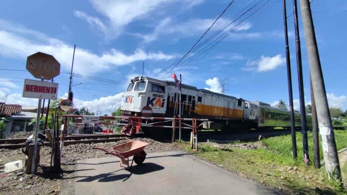 perlintasan kereta api di Jalan Benteng Ciamis