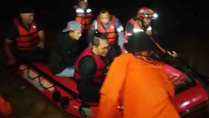 Pakai Perahu Karet, BPBD Ciamis Evakuasi Warga Kertahayu yang Terjebak Banjir.